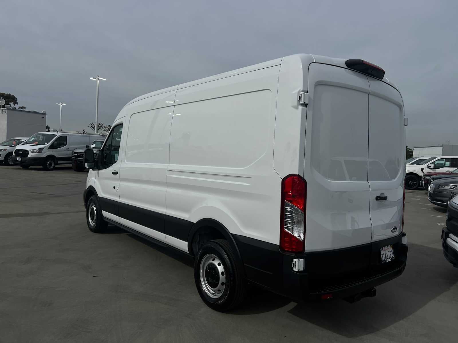 2022 Ford Transit T-250 130" Med Rf 9070 GVWR RWD