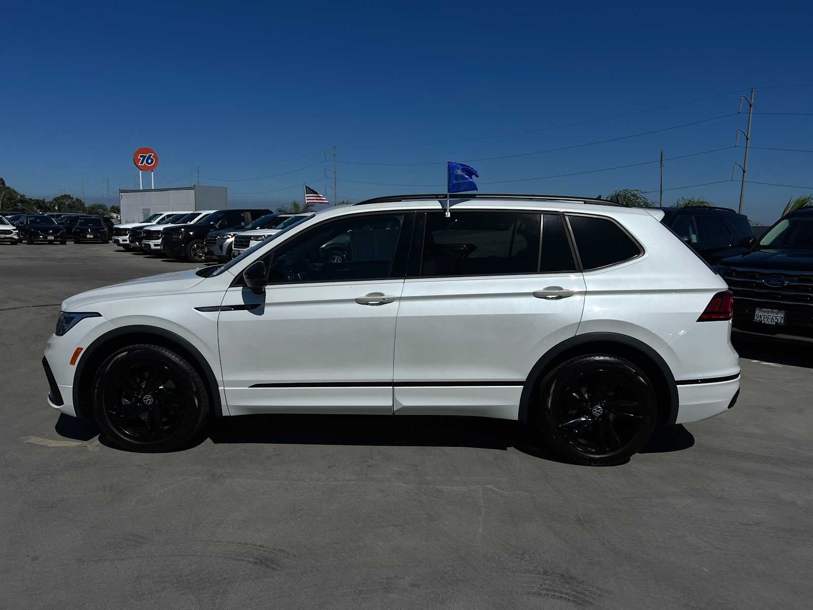 2023 Volkswagen Tiguan SE R-Line Black