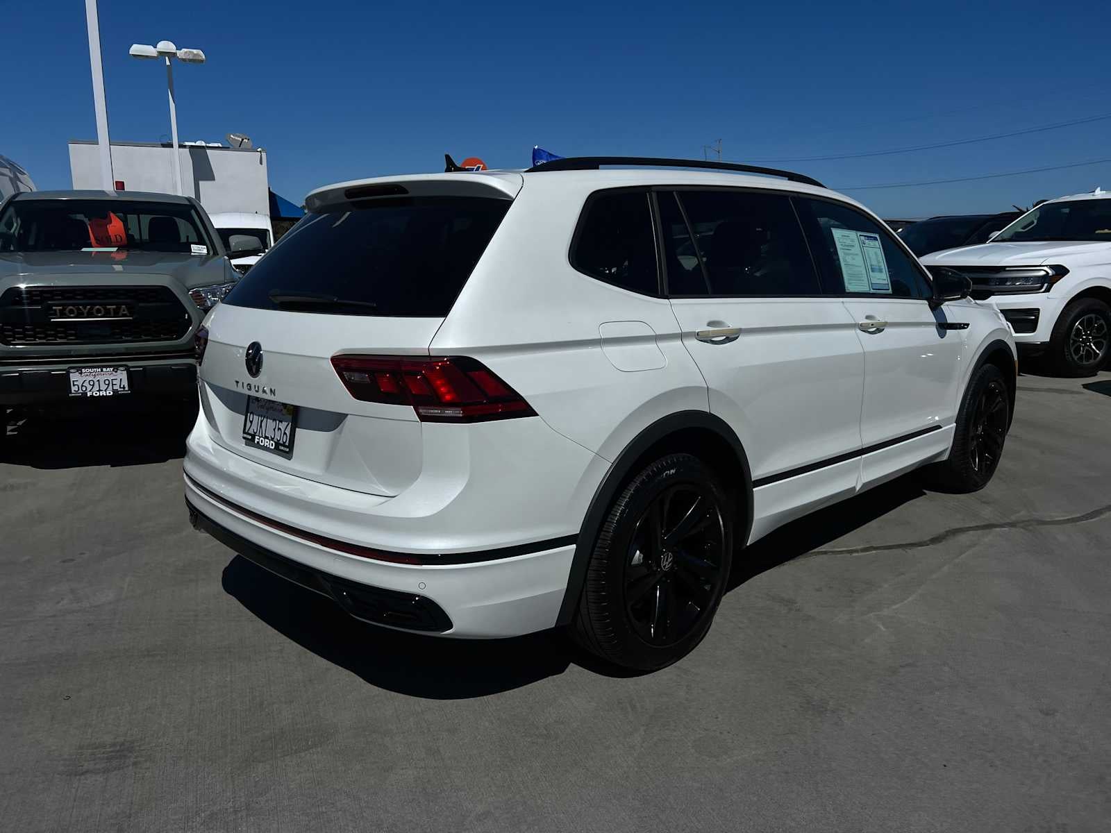 2023 Volkswagen Tiguan SE R-Line Black