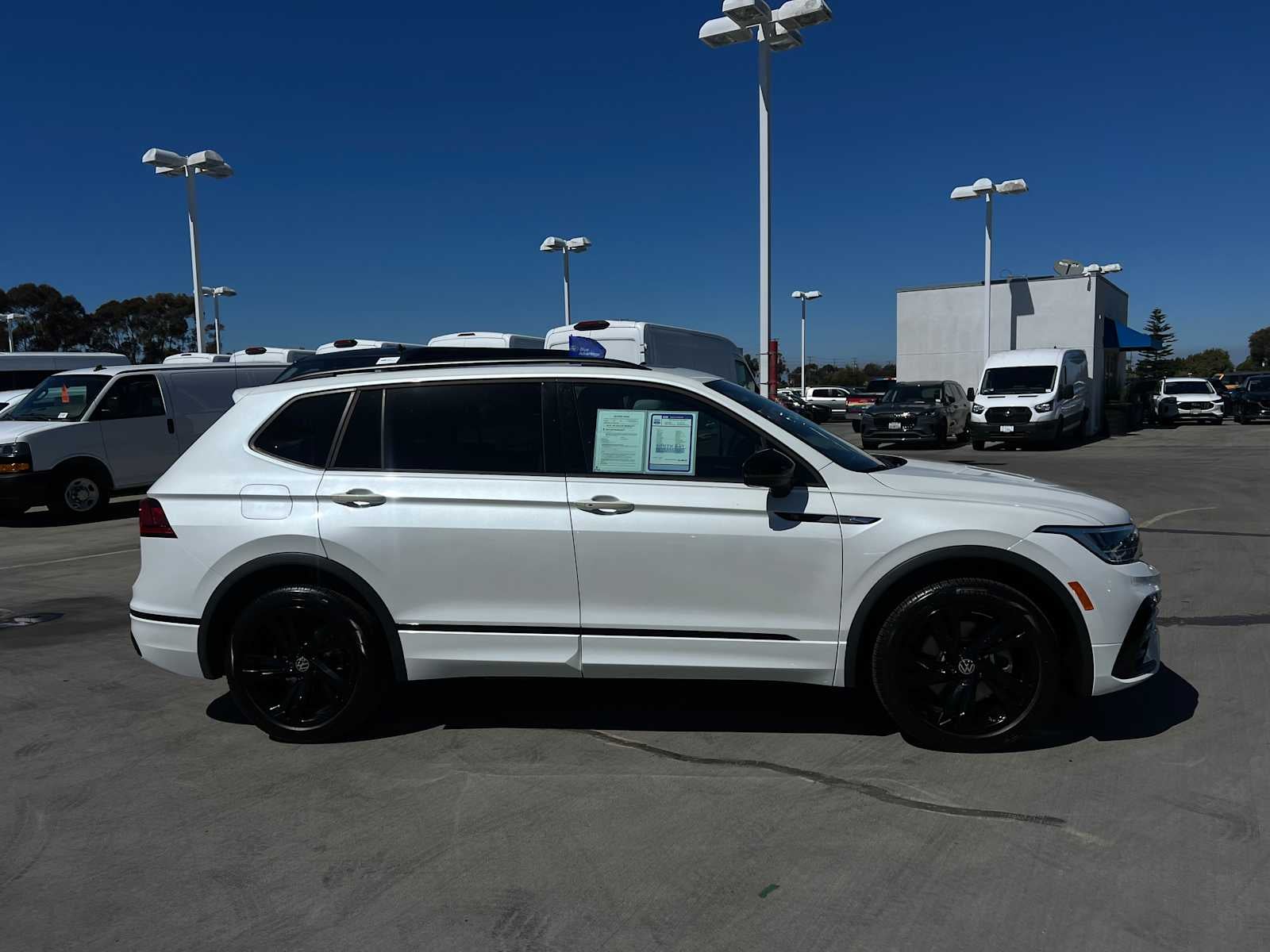 2023 Volkswagen Tiguan SE R-Line Black