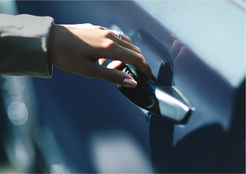 A hand gracefully grips the Light Touch Handle of a 2023 Lincoln Aviator® SUV to demonstrate its ease of use | South Bay Lincoln in Hawthorne CA